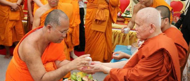 590703 รองกตสักการะอายุพระราชภาวนาวิมล สหราชอาณาจักร0