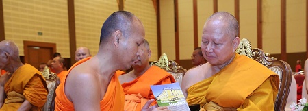 600718 พระวิเทศปุญญาภรณ์ พระธรรมทูตสวีเดน รับศิษย์เก่า มจร0