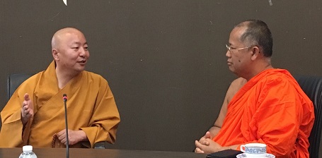 610720 รอง กต ต้อนรับพระธรรมาจารย์เหลียว ซั่น เลขาพุทธสมาคมมณฑลซานตุงเมืองชิงเต่า จีน ณ มจร 0