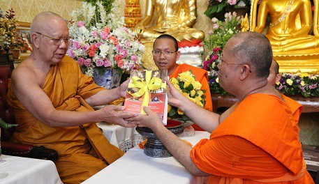 610805 รอง กต สักการะพระเทพเมธี รับตั้งเจ้าอาวาสวัดอรุณ 0