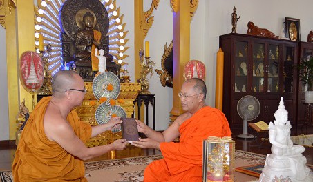 610908 รอง กต เยี่ยมวัดธัมมาจักรการาม เมืองเว้ เวียดนาม 0