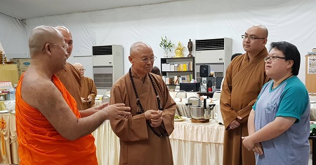 610924 รอง กต หารือ พระธรรมาจารย์ซิน ติ้ง วัดโฝวกวงซัน 0