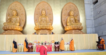 611106 รอง กต ร่วมพิธีอัญเชิญพระประธาน วัดโฝวกวงซัน คู้บอน 0