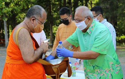 630527 ผู้ว่าเพชรบูรณ์ ทำบุญใหญ่ตักบาตรพระธรรมทูต 0