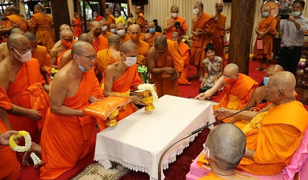630709 อธิการบดี ผู้บริหาร ร่วมกระทำสามีจิกรรมแด่สมเด็จพระมหารัชมังคลาจารย์ 0