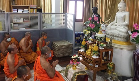 630715 มจร ถวายสักการะหน้ารูปเหมือนปฐมสภานายก 0
